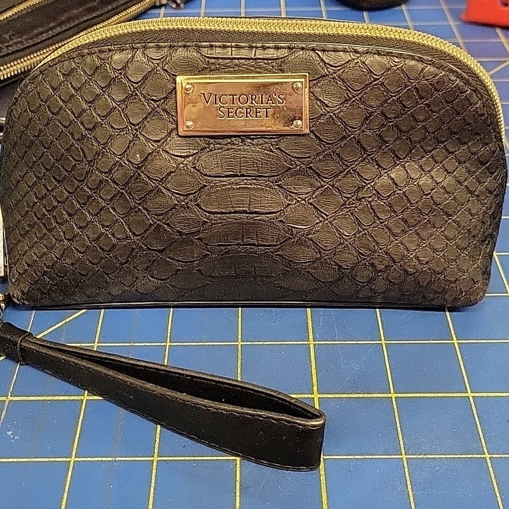 Victoria's Secret 7" x 3" x 4" Black Dome Zipper Gold Tone Accented